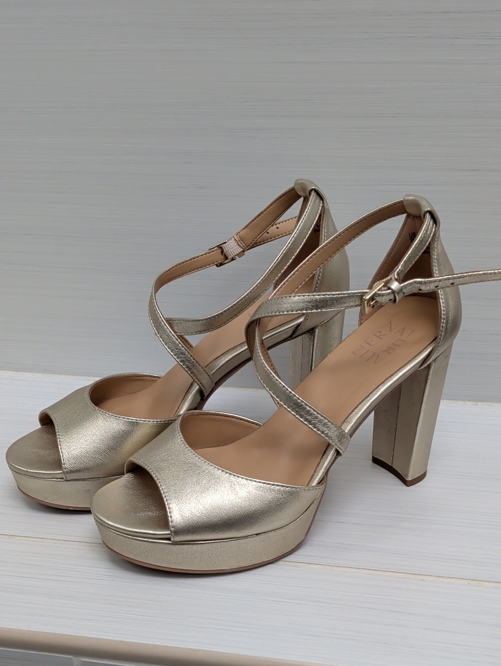 NATURALIZER Melody Platform Sandal in Leather Champagne Metallic